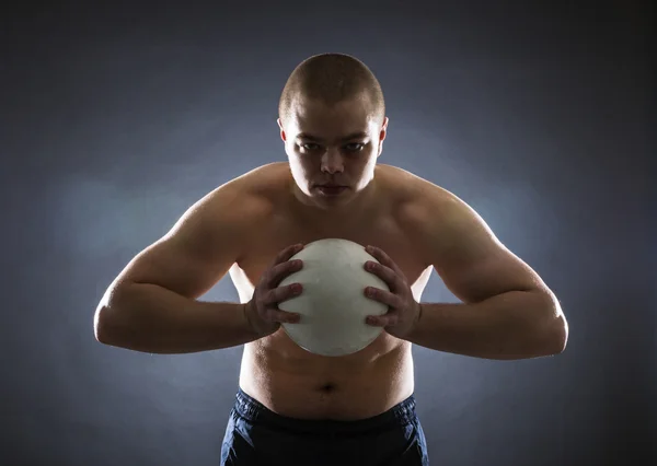 Athlète musculaire avec balle — Photo