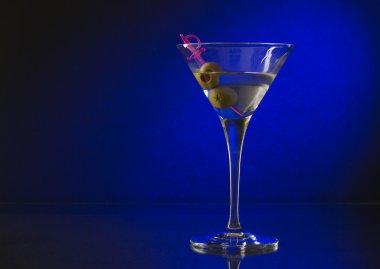 kadehinin martini ve zeytin ile