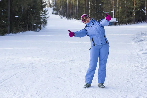 Γυναίκα, σκι στο χιονοδρομικό κέντρο. — Φωτογραφία Αρχείου