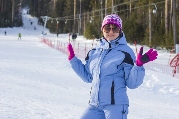 Femme skiant dans la station de ski . — Photo