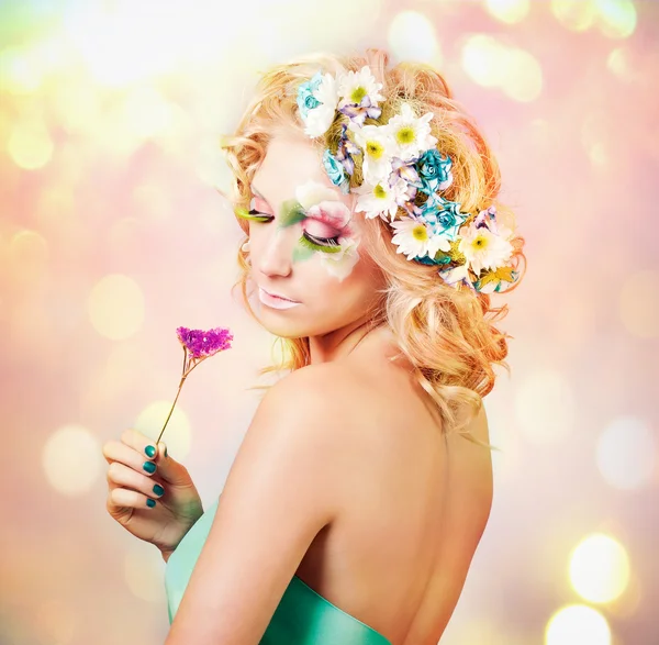 Mujer joven con flores delicadas —  Fotos de Stock