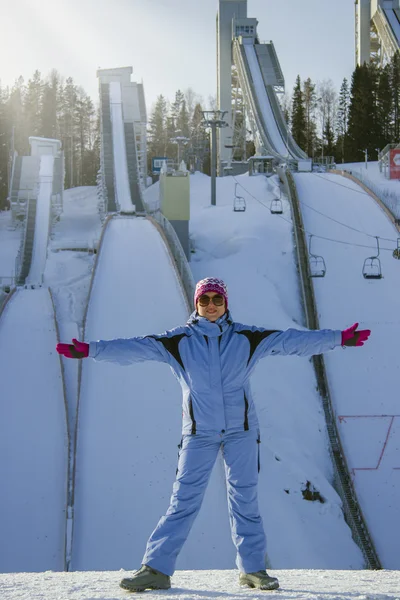 Femme skiant dans la station de ski . — Photo
