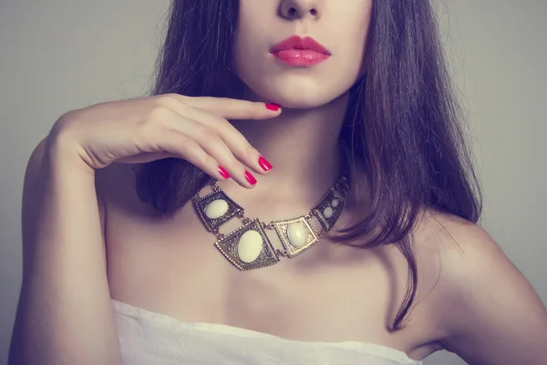 Mujer con maquillaje brillante — Foto de Stock