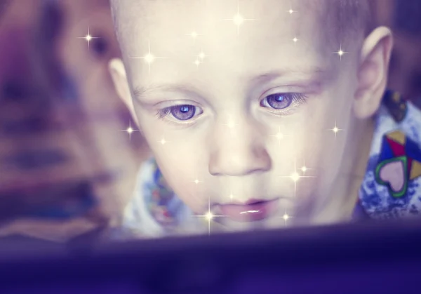 Малыш смотрит на экран компьютера . — стоковое фото