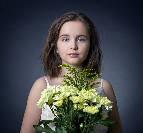 Meisje met boeket — Stockfoto