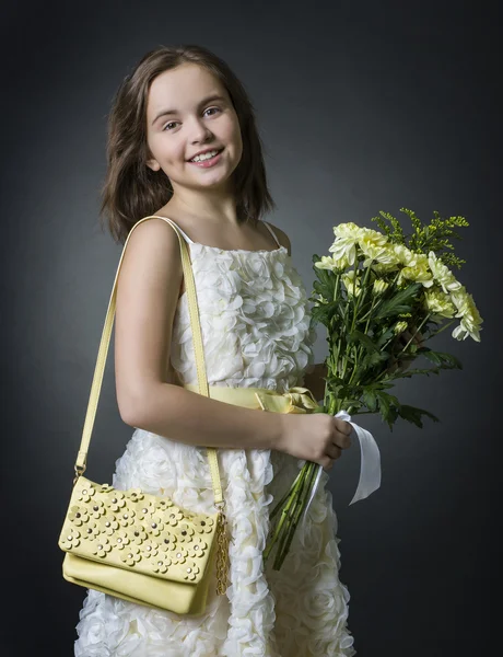 Meisje met boeket van bloemen — Stockfoto
