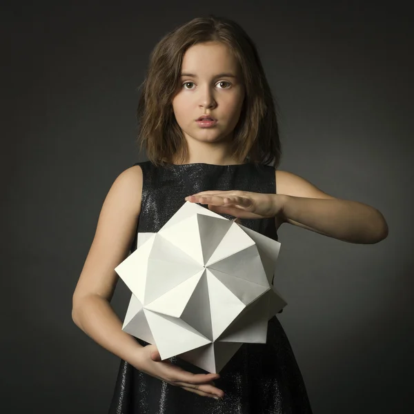 Girl with paper polygon figure — Stock Photo, Image