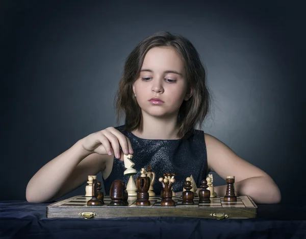 Teen girl playing chess — Stock Photo, Image