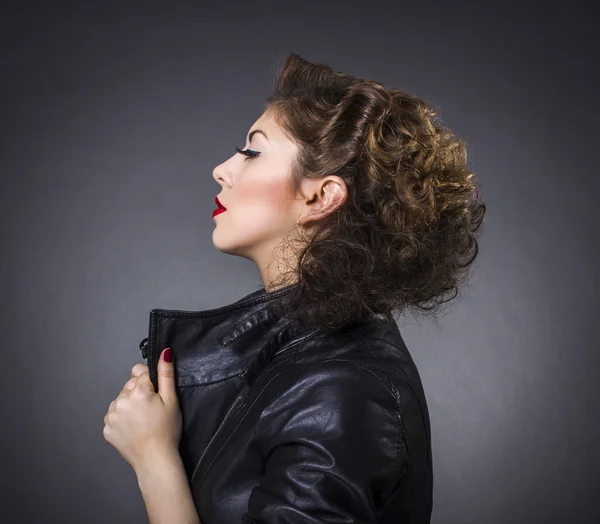 Mulher com penteado elegante — Fotografia de Stock