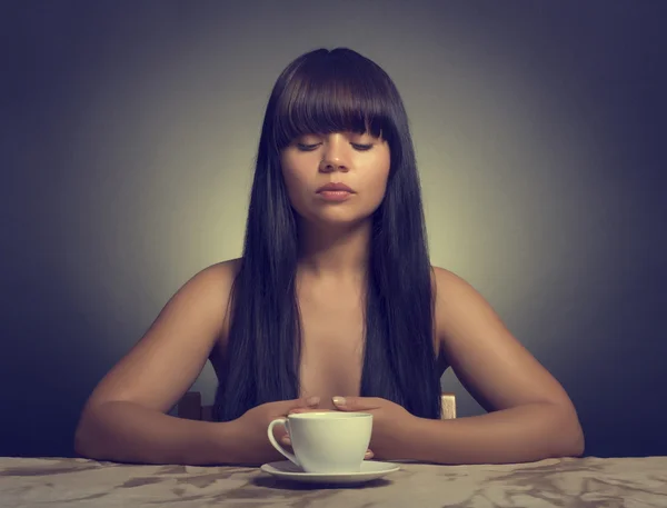 Mujer con una taza de té — Foto de Stock