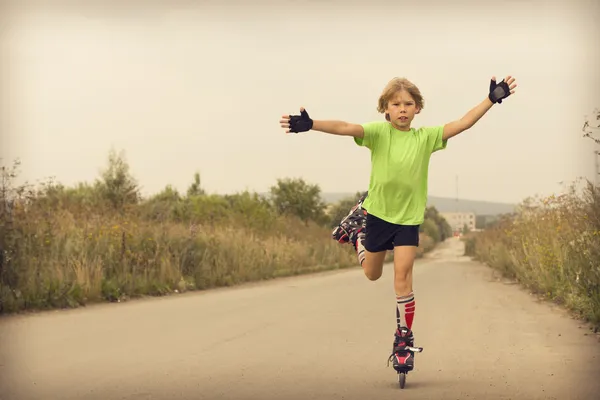 Boy rollerblading — Stock Photo, Image