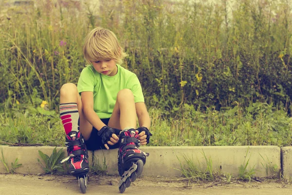 Kleine jongen zet rollen — Stockfoto