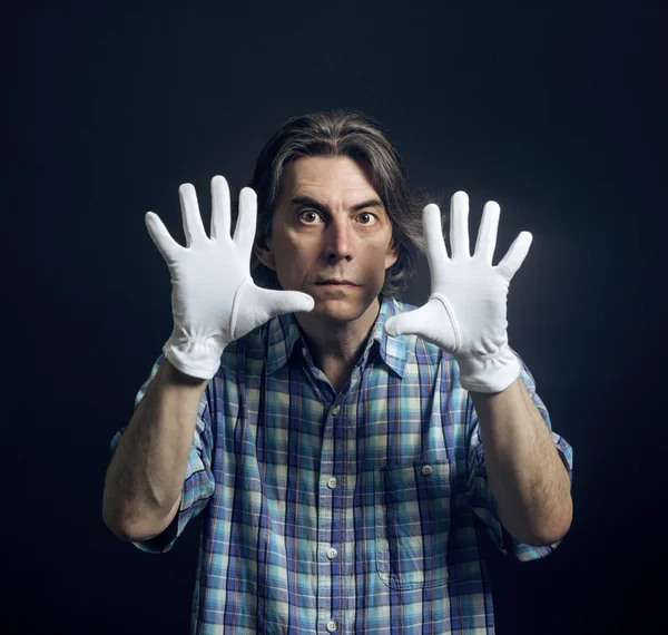 Άνθρωπος δείχνει τα χέρια — Φωτογραφία Αρχείου