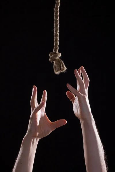 Hands reach for a rope — Stock Photo, Image