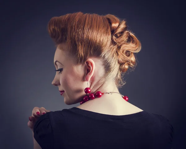 Vrouw met retro gouden haren stijl — Stockfoto