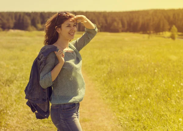 Ragazza che cammina sul campo estivo . — Foto Stock