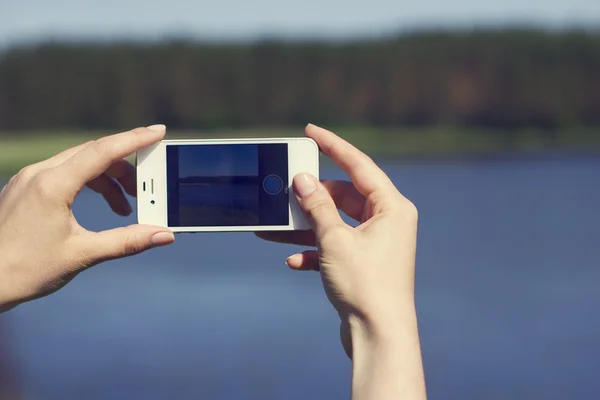 Händer med smartphone ta bilder — Stockfoto