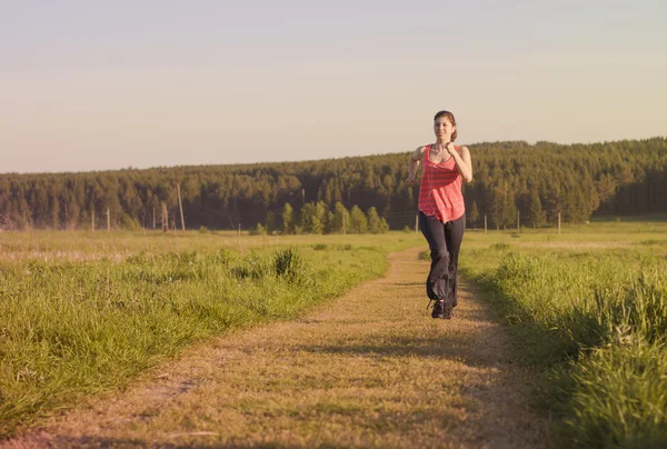 Donna che corre al parco — Foto Stock