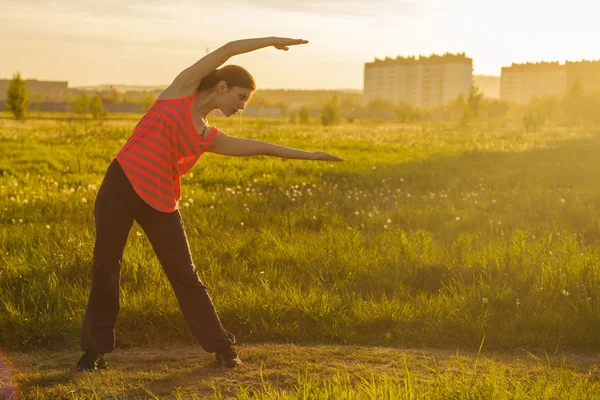 Sportif kadın egzersizleri yapıyor — Stok fotoğraf