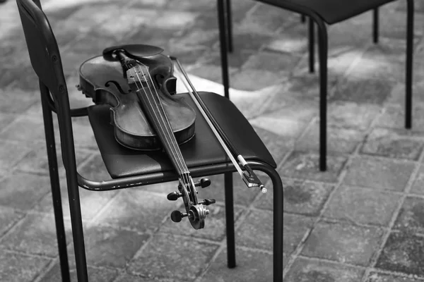 Violin på stolen — Stockfoto