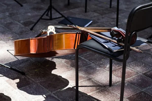 Cello ordentlich auf dem Stuhl — Stockfoto