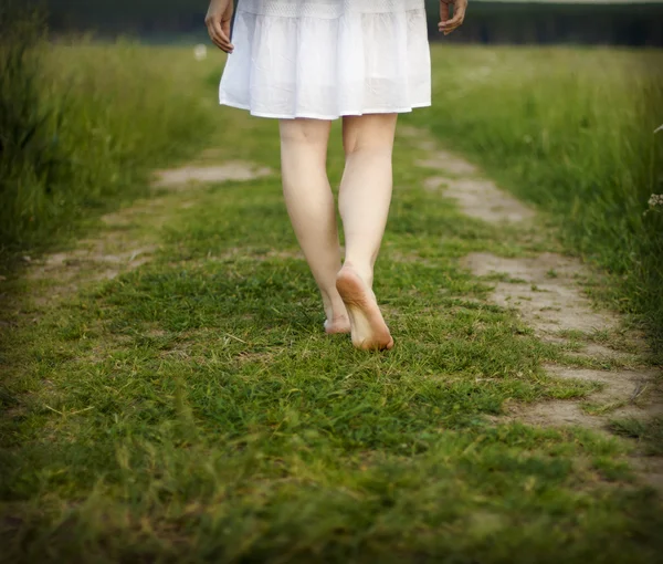 Woman walking on the grass — Stock Photo, Image