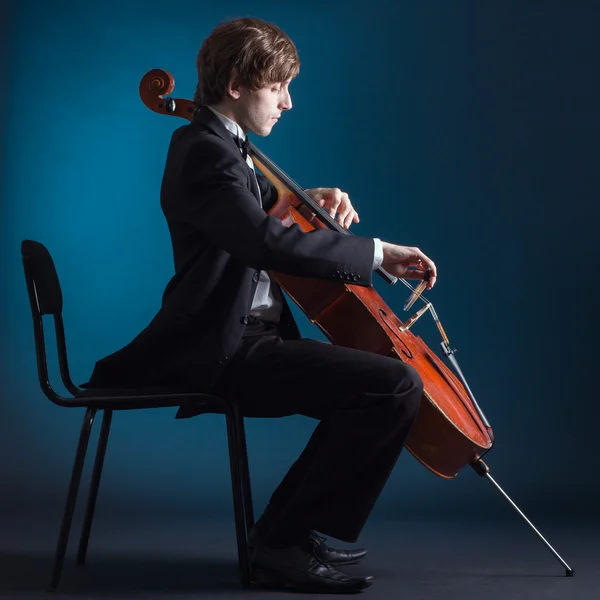 Violoncelista tocando música clássica no violoncelo — Fotografia de Stock