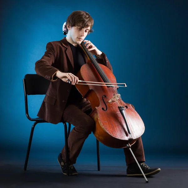 Violoncelista tocando música clássica no violoncelo — Fotografia de Stock