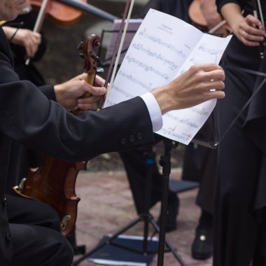 Klasik müzik konseri açık havada.