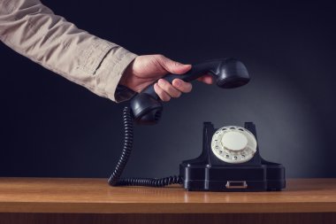 el tüp retro telefon alır.