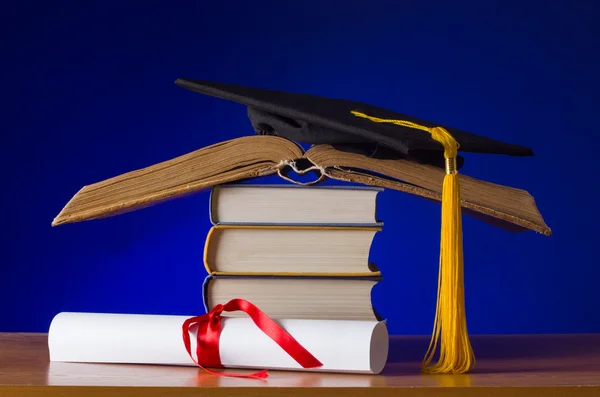 Tablero de mortero y pergamino de graduación — Foto de Stock