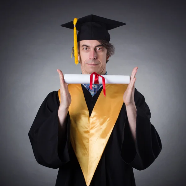 Hombre con gorra académica con diploma — Foto de Stock