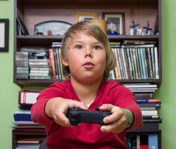 Menino adolescente com controle remoto — Fotografia de Stock