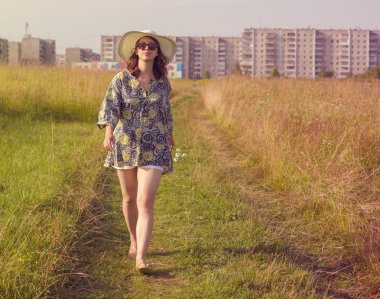 kız yaz alanda yürüyüş