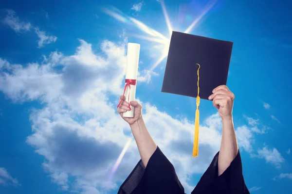 Tapas de graduación y diploma — Foto de Stock