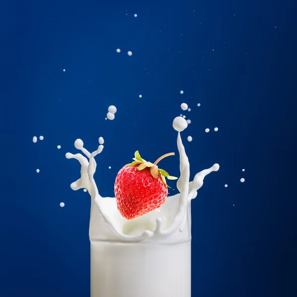 Spritzer Milch mit Erdbeere — Stockfoto