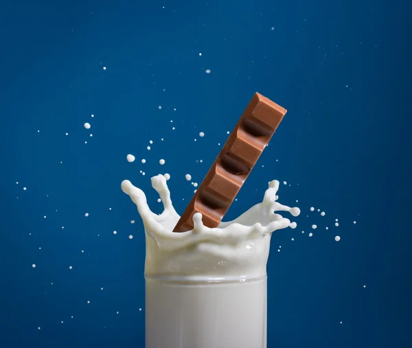 Splash van melk met chocolade — Stockfoto