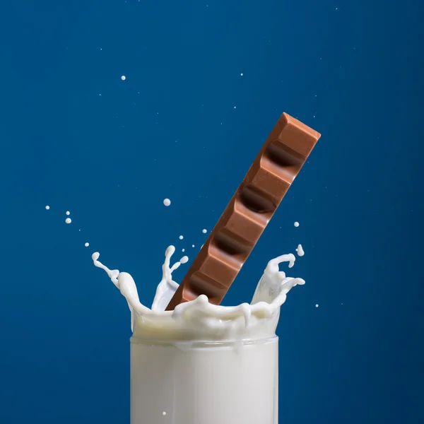 Splash van melk met chocolade — Stockfoto