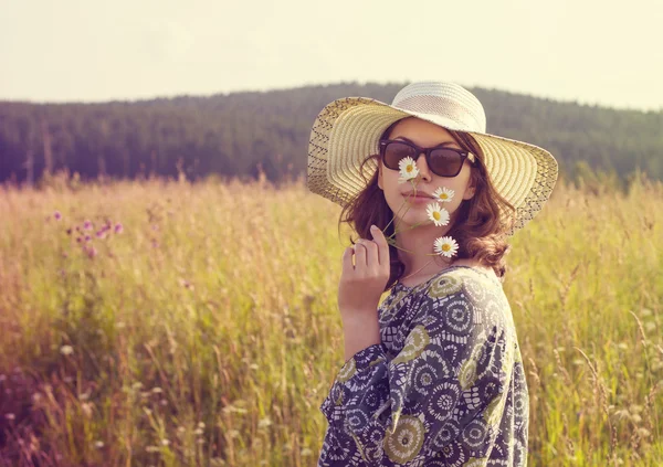 野生の花とサングラスの女性 — ストック写真
