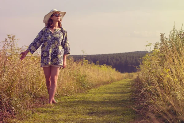 Fille marche sur le champ d'été — Photo