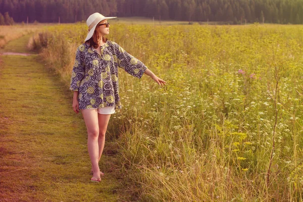 夏の畑の上を歩いて女の子 — ストック写真