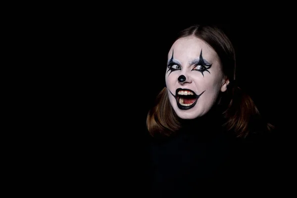Жуткий Эмоциональный Портрет Женщины Клоунской Маске Хэллоуин — стоковое фото