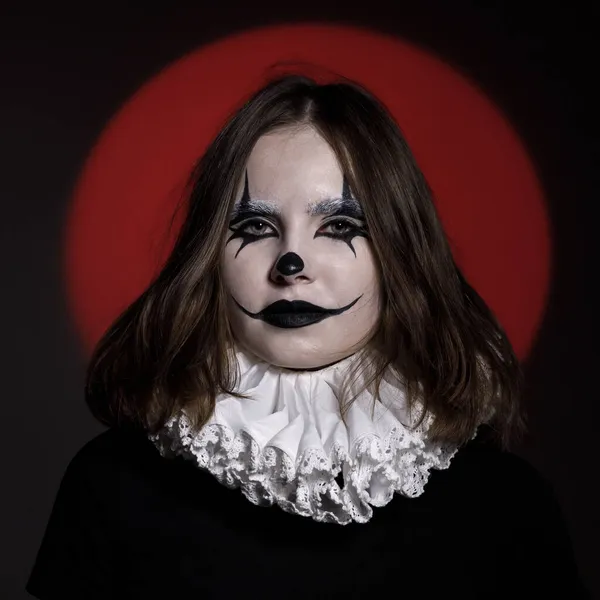 Inquietante Ritratto Emotivo Una Donna Con Una Maschera Clown Halloween — Foto Stock