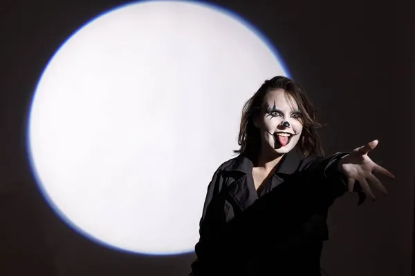 一个恐怖的小丑女子在黑暗背景下的情感画像 万圣节 — 图库照片
