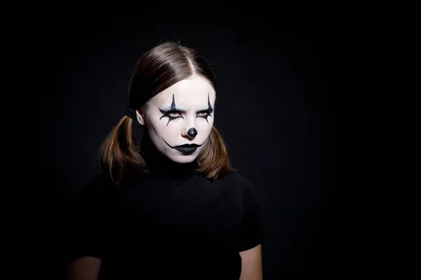 Retrato Emocional Espeluznante Una Mujer Con Máscara Payaso Halloween — Foto de Stock