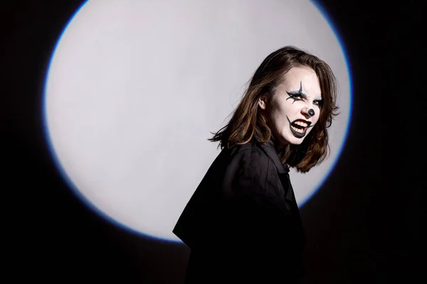 Retrato Emocional Una Mujer Payaso Miedo Sobre Fondo Oscuro Halloween —  Fotos de Stock