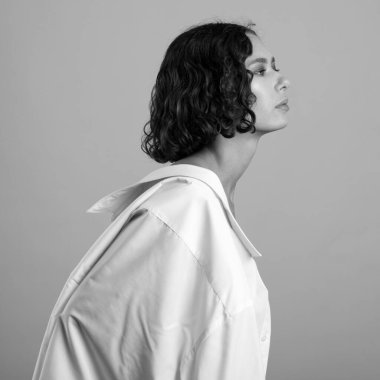 Şık saç stili olan güzel bir genç kadın. Profilde kadın moda portresi.