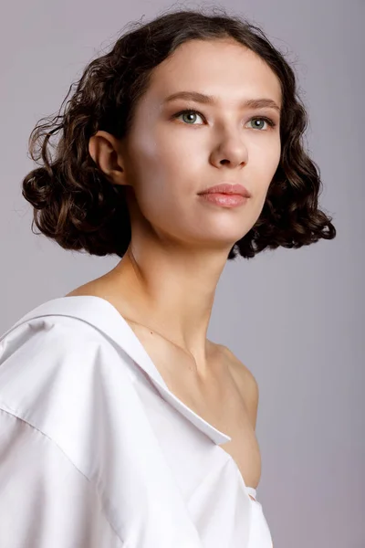 Retrato Una Joven Con Peinado Elegante Cuello Largo Sobre Fondo —  Fotos de Stock