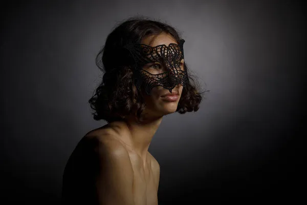 Ritratto Giovane Donna Maschera Pizzo Nera Sfondo Nero — Foto Stock