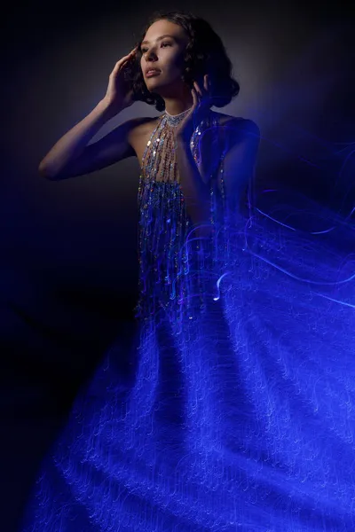 Uma Mulher Linda Vestido Azul Brilhante Fundo Escuro — Fotografia de Stock